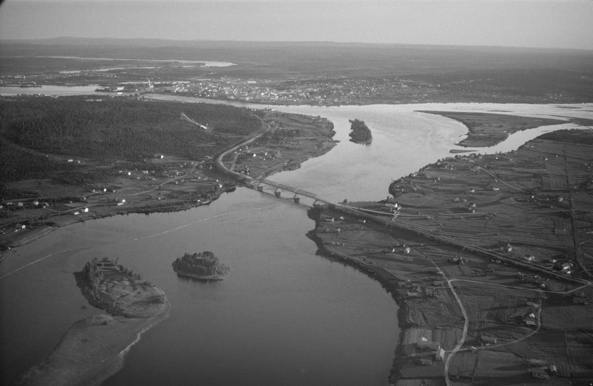 Aerial view of the Kemijoki river at Rovaniemi with the Suutarinkorva road and railway bridge, 1952